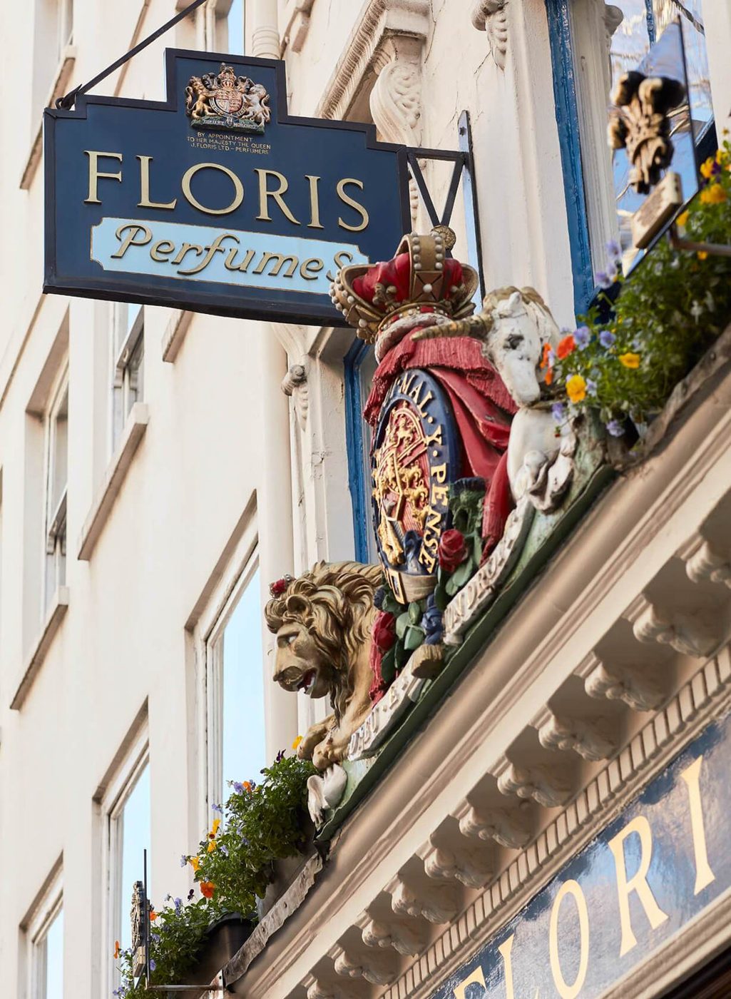 La façade du 89 Jermyn Street et ses armoiries royales