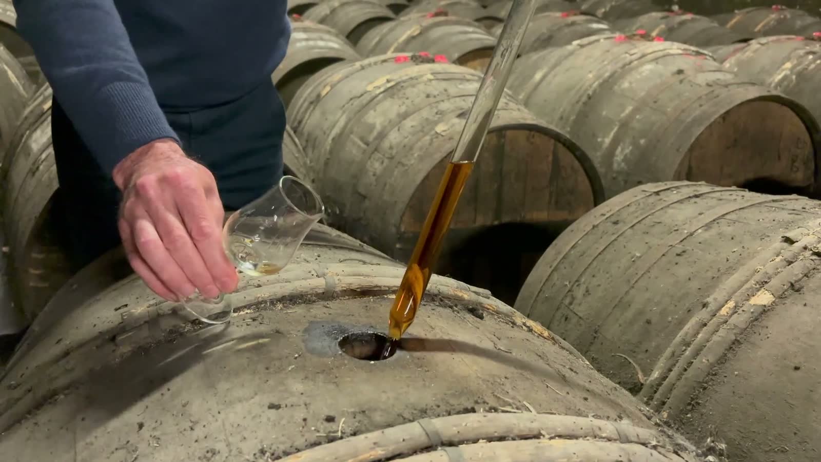 Au chai : le cognac prélevé au fût, à la pipette