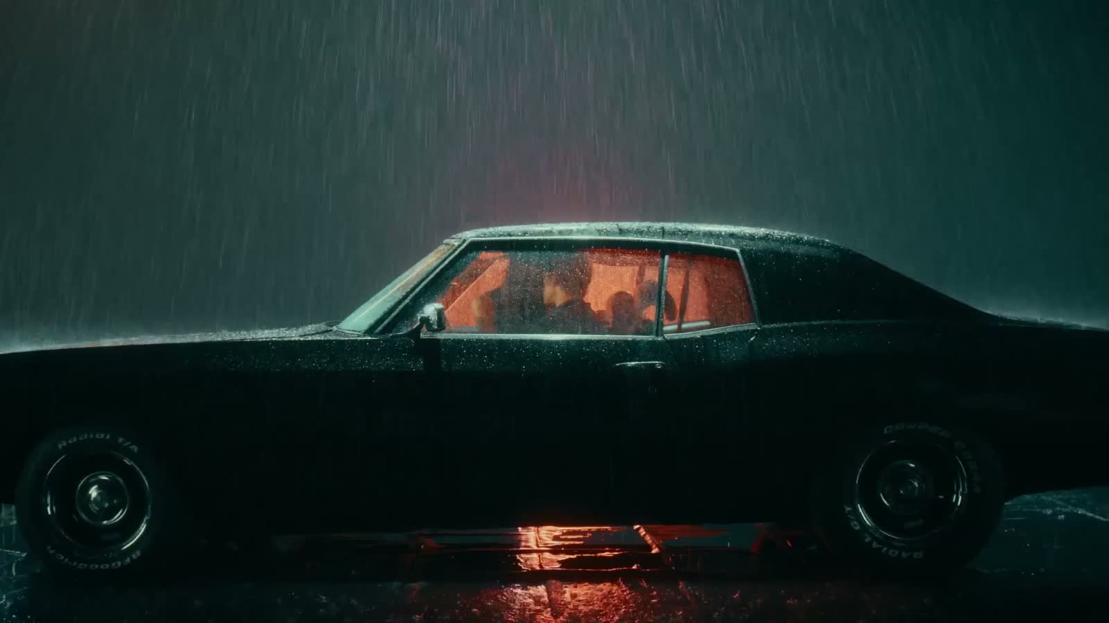 Sous la pluie, dans le film Can't Get Enough