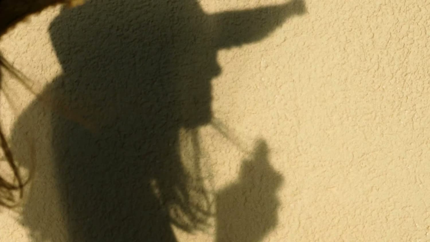 L'ombre d'un chapeau de paille sur un mur, dans le film de la maison