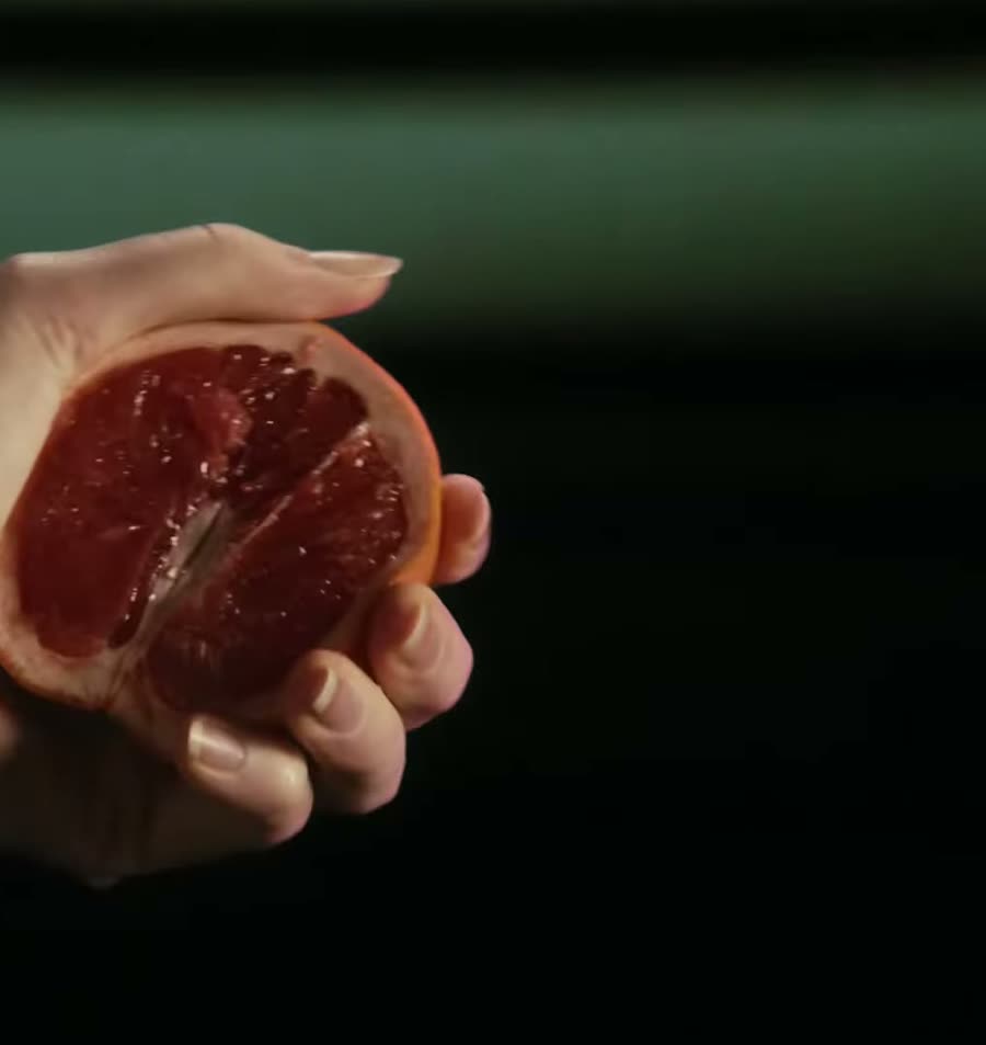 La grenade, fruit des mythes, dans le film Unfold Your Own Myth