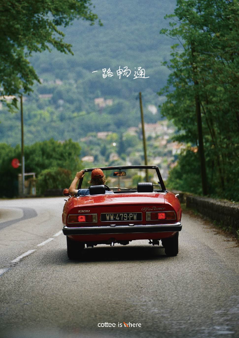 Une décapotable rouge sur une route de montagne, photo de la maison Cottee