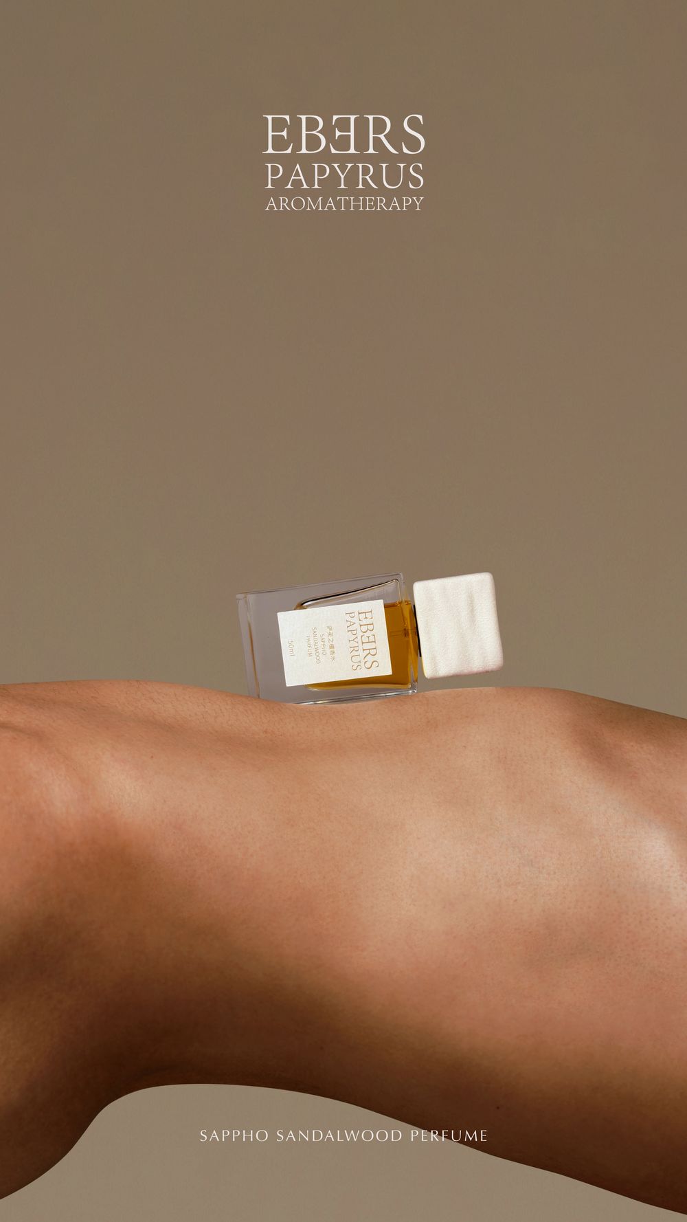 Campagne Sappho Sandalwood : le flacon posé sur la peau