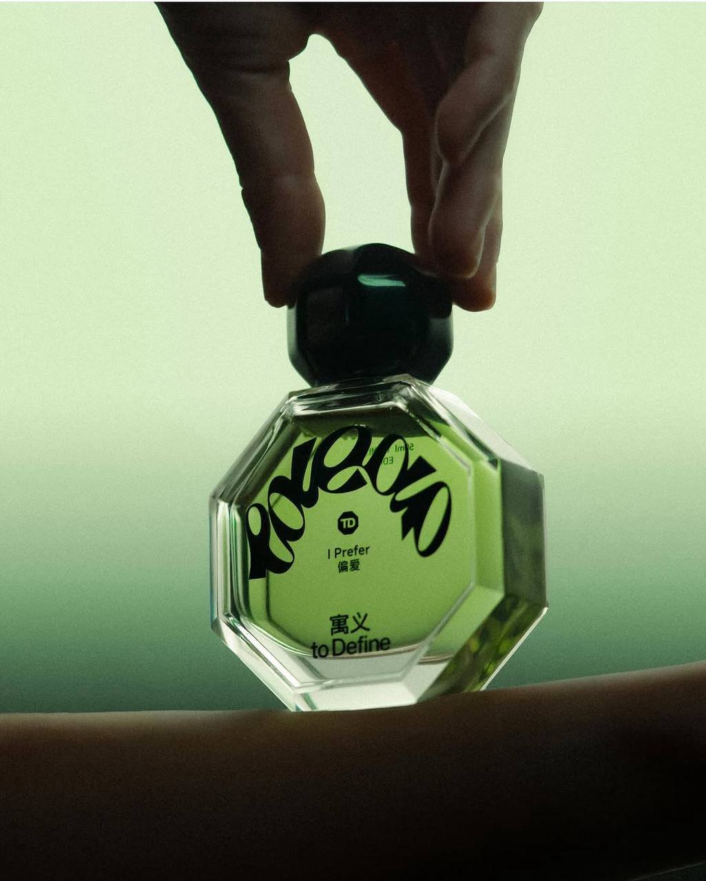 Le flacon octogonal et son bouchon en forme de sceau de cire